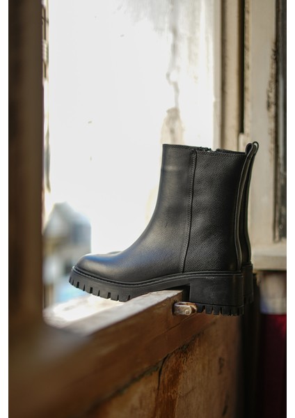 Kadın Hakiki Deri Fermuarlı Kalın Topuklu Tırtıklı Taban Günlük Bot Forlas Siyah indirimleri