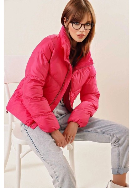 Kadın Canlı Pembe Dik Yaka Bel Büzgülü Şişme Mont HZL25W-BD131791 modelleri