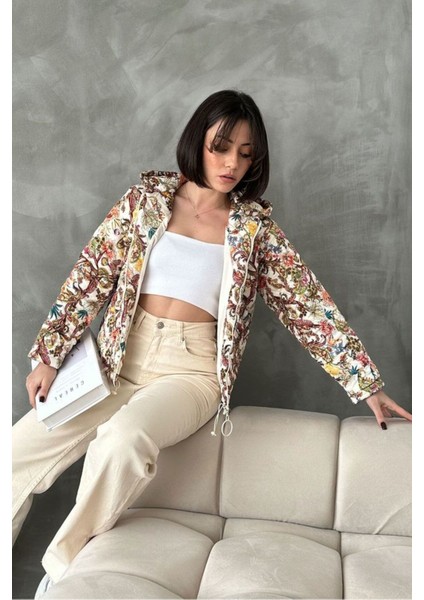 Desenli Kapüşonlu Crop Mont