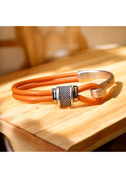 Antik Beyaz Zamak Metal Kanca Bağlantılı Turuncu Deri Bileklik – Metal Boncuk Detaylı Şık Tasarım, 3 Beden
