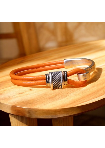 Antik Beyaz Zamak Metal Kanca Bağlantılı Turuncu Deri Bileklik – Metal Boncuk Detaylı Şık Tasarım, 3 Beden modelleri