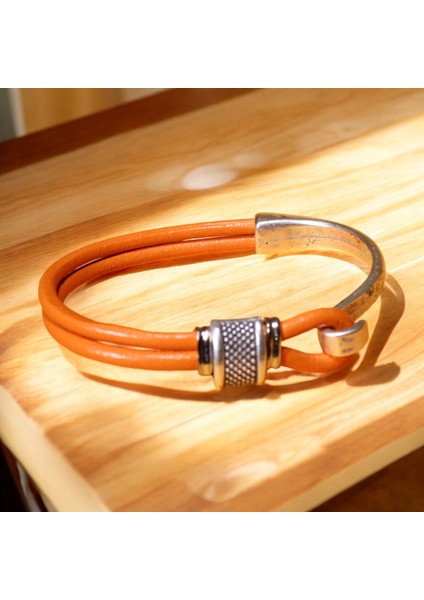 Antik Beyaz Zamak Metal Kanca Bağlantılı Turuncu Deri Bileklik – Metal Boncuk Detaylı Şık Tasarım, 3 Beden fırsatları