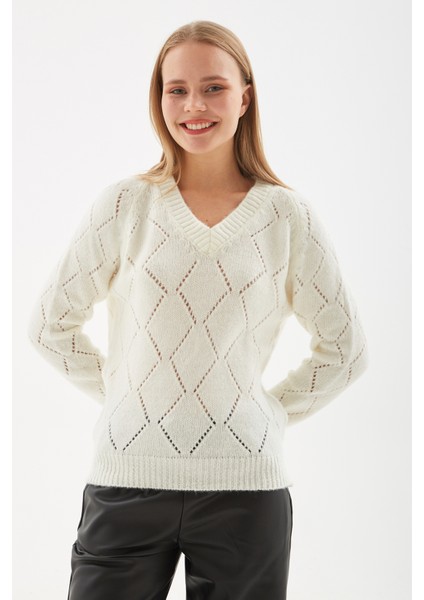 Regular Fit V Yaka Ajurlu Kazak Kadın Kazak 24K0186K1
