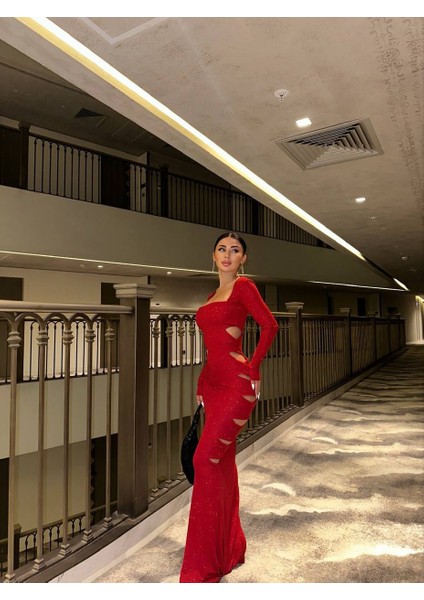 Yanlar Biritli Kare Yaka Kırmızı Uzun Elbise