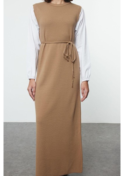 Kadın Tesettür Maxi Boy Regular Bej Kolları Dokuma Parça Detaylı Beli Bağlamalı Triko Elbise