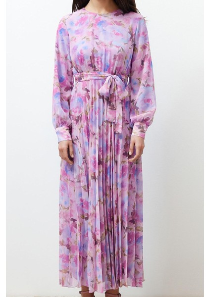 Kadın Tesettür Maxi Boy Regular Çiçekli Kuşak Detaylı Astarlı Piliseli Şifon Dokuma Elbise