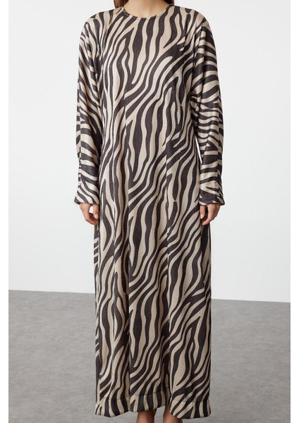 Kadın Moda Şık Tesettür Maxi Boy Bisiklet Yaka Regular Krinkle Örme Animal Zebra Desenli Elbise fırsatları