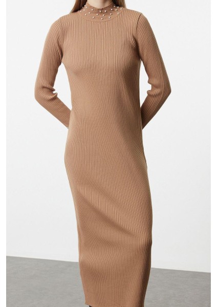 Kadın Moda Şık Tesettür Uzun Dik Yaka Fitted Inci Taş Aksesuarlı Triko Elbise fiyatları