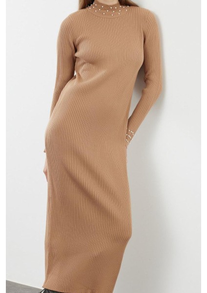 Kadın Moda Şık Tesettür Uzun Dik Yaka Fitted Inci Taş Aksesuarlı Triko Elbise modelleri