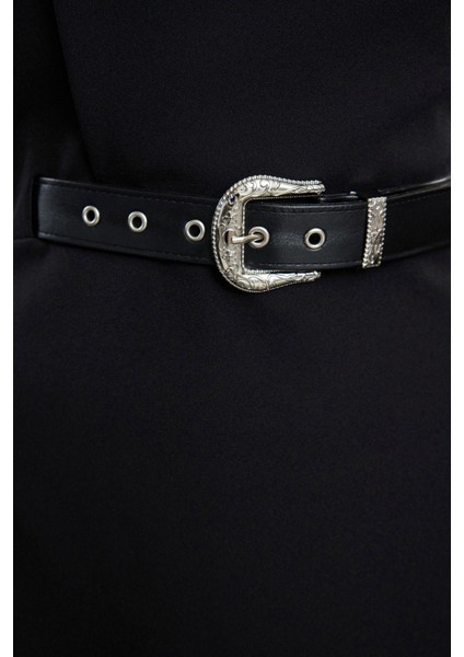 Kadın Moda Mini Boy Asimetrik Yaka Fitted Tek Kol Kemer Aksesuar Detaylı Dokuma Kısa Abiye Elbise