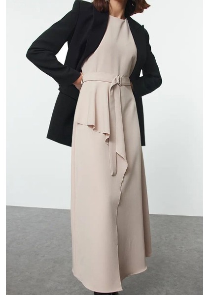 Kadın Moda Şık Tesettür Uzun Bisiklet Yaka Fitted Kemerli Önü Detaylı Kolsuz Dokuma Jile Elbise