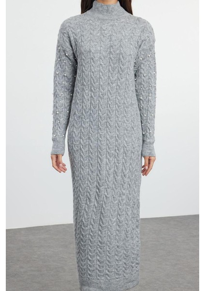 Kadın Moda Şık Tesettür Maxi Boy Bisiklet Yaka Regular Saç Örgülü Inci Aksesuarlı Triko Elbise