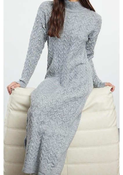 Kadın Moda Şık Tesettür Maxi Boy Bisiklet Yaka Regular Saç Örgülü Inci Aksesuarlı Triko Elbise modelleri