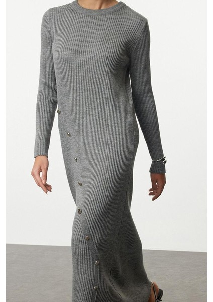 Kadın Moda Şık Tesettür Maxi Boy Bisiklet Yaka Fitted Gri Düğme Detaylı Triko Elbise fiyatları