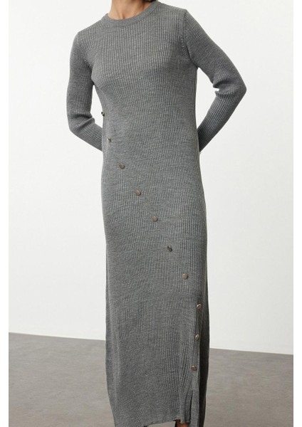 Kadın Moda Şık Tesettür Maxi Boy Bisiklet Yaka Fitted Gri Düğme Detaylı Triko Elbise modelleri