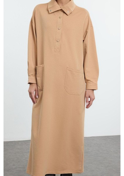 Kadın Moda Şık Tesettür Uzun Dik Yaka Oversize Önü Çıtçıtlı Cep Detaylı Örme Elbise