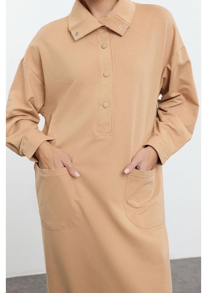 Kadın Moda Şık Tesettür Uzun Dik Yaka Oversize Önü Çıtçıtlı Cep Detaylı Örme Elbise