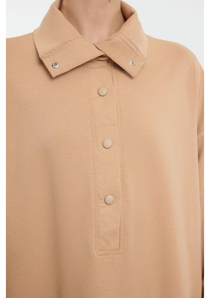Kadın Moda Şık Tesettür Uzun Dik Yaka Oversize Önü Çıtçıtlı Cep Detaylı Örme Elbise
