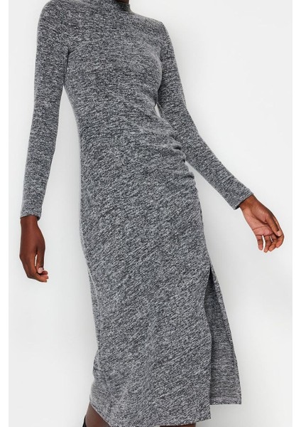 Kadın Moda Midi Boy Dik Yaka Slim Bisiklet Yaka Yumoş Yırtmaçlı ve Büzgü Detaylı Fitted Örme Elbise modelleri