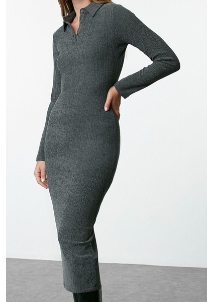 Kadın Moda Şık Maxi Boy Polo Yaka Fitted Düz Bodycone Vücuda Oturan Dokulu Düğme Detaylı Örme Elbise modelleri