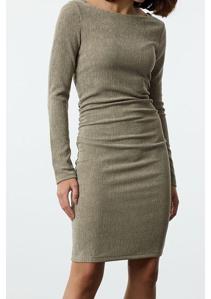 Kadın Moda Şık Mini Boy Kayık Yaka Fitted Düz Büzgü Drape Detaylı Bodycone Vücuda Oturan Örme Elbise fiyatları