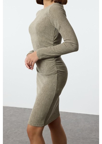 Kadın Moda Şık Mini Boy Kayık Yaka Fitted Düz Büzgü Drape Detaylı Bodycone Vücuda Oturan Örme Elbise modelleri