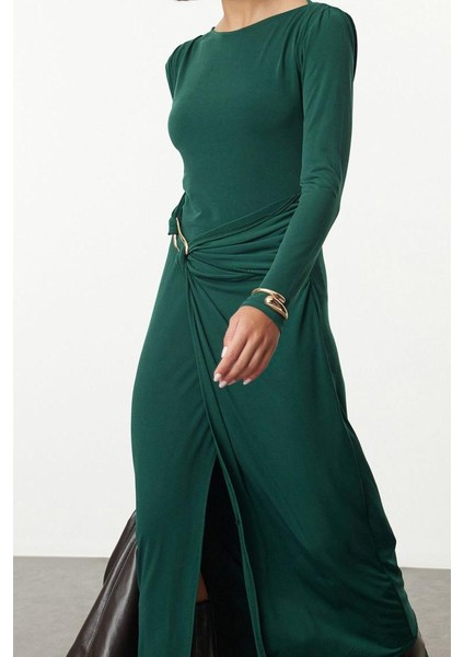 Kadın Moda Şık Maxi Boy Kayık Yaka Slim Zümrtü Yeşili Aksesuar Detaylı Vücuda Otura Örme Elbise
