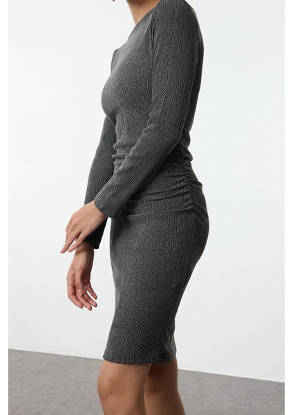 Kadın Moda Şık Mini Boy Kayık Yaka Fitted Düz Büzgü Drape Detaylı Bodycone Vücuda Oturan Örme Elbise fiyatları