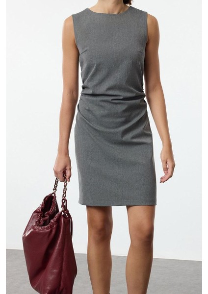 Kadın Moda Şık Mini Boy Bisiklet Yaka Slim Düz Vücudu Saran Drape Detaylı Dokuma Elbise fiyatları