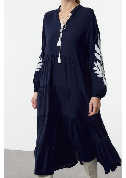 Kadın Moda Şık Midi Boy Dik Yaka Oversize Geniş Kesim Nakışlı Dokuma Elbise fiyatları