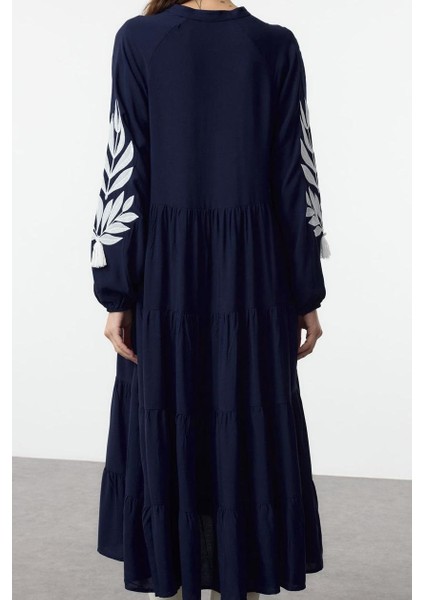 Kadın Moda Şık Midi Boy Dik Yaka Oversize Geniş Kesim Nakışlı Dokuma Elbise indirimleri