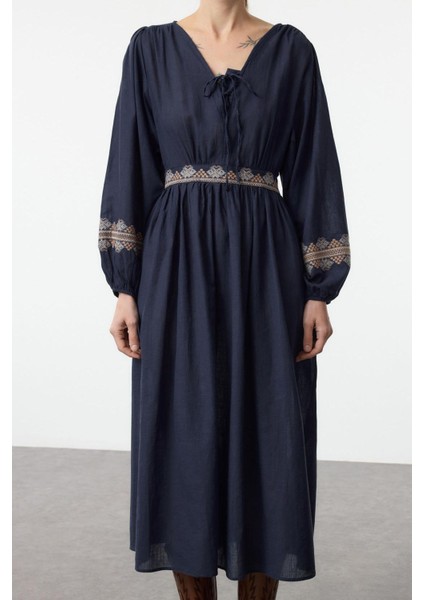 Kadın Moda Şık Midi Boy V Yaka Regular Belden Açılan Nakışlı Dokuma Elbise