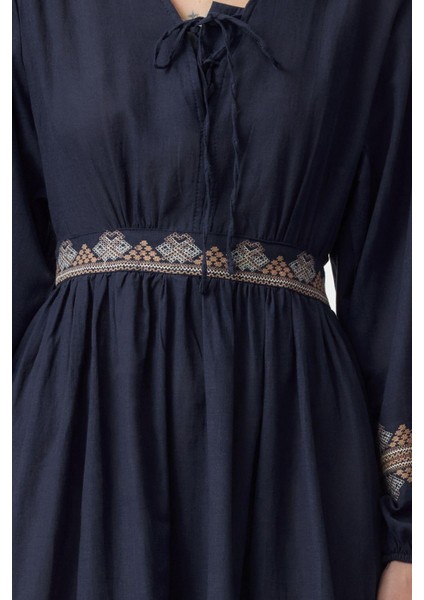 Kadın Moda Şık Midi Boy V Yaka Regular Belden Açılan Nakışlı Dokuma Elbise fırsatları