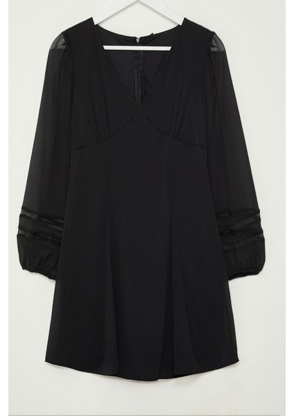 Kadın Moda Şık Mini Boy V Yaka Regular A Kesim Aksesuar Detaylı Şifon Astarlı Dokuma Elbise