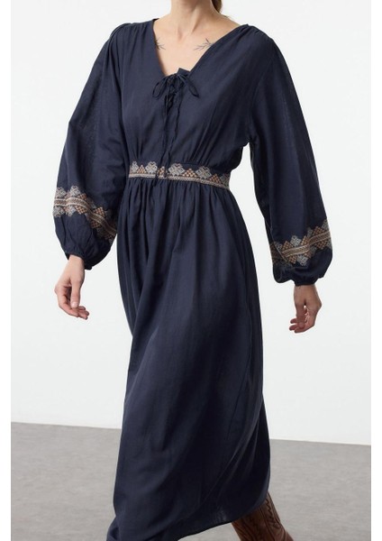 Moda Stil Regular V Yaka Midi Boy Belden Açılan Nakışlı Dokuma Elbise