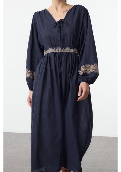 Moda Stil Regular V Yaka Midi Boy Belden Açılan Nakışlı Dokuma Elbise