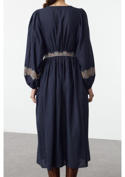 Moda Stil Regular V Yaka Midi Boy Belden Açılan Nakışlı Dokuma Elbise