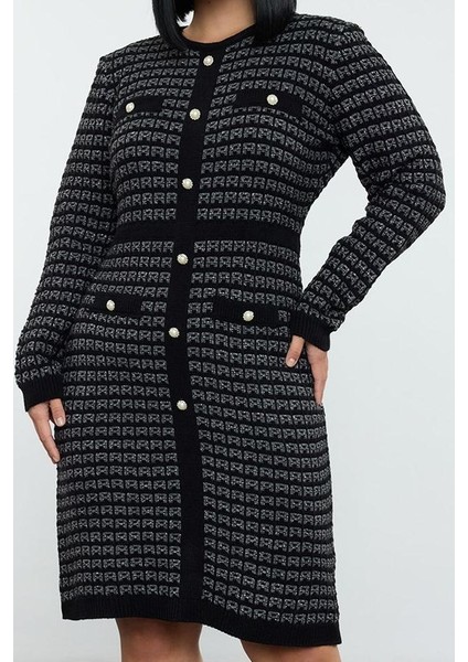 Moda Stil Fitted Bisiklet Yaka Mini Boy Büyük Beden Desenli Düğmeli Triko Elbise