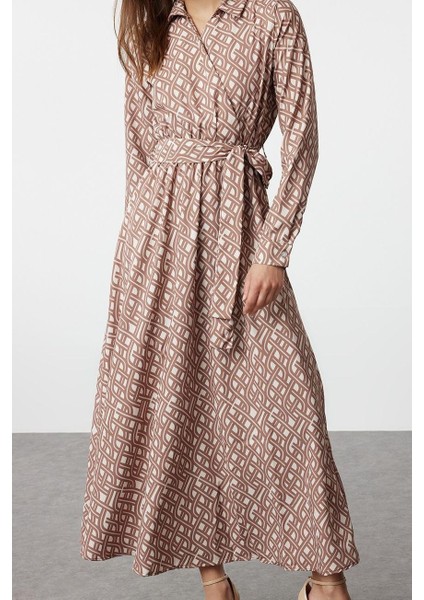Moda Stil Regular Kruvaze Maxi Boy Tesettür Mono Desenli Kuşaklı Saten Dokuma Elbise