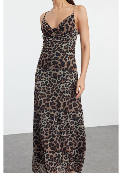 Moda Stil Fitted Degaje Yaka Midi Boy Vücuda Oturan Astarlı Leopar Desenli Tül Elbise