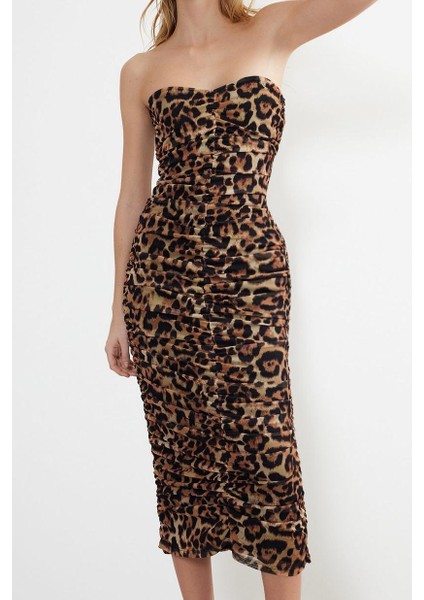 Moda Stil Fitted Straplez Midi Boy Vücuda Oturan Leopar Desenli Drapeli Örme Tül Şık Abiye Elbise