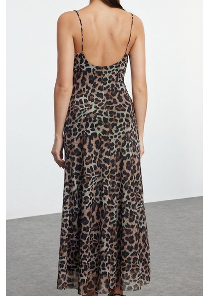 Moda Stil Fitted Degaje Yaka Midi Boy Vücuda Oturan Astarlı Leopar Desenli Tül Elbise