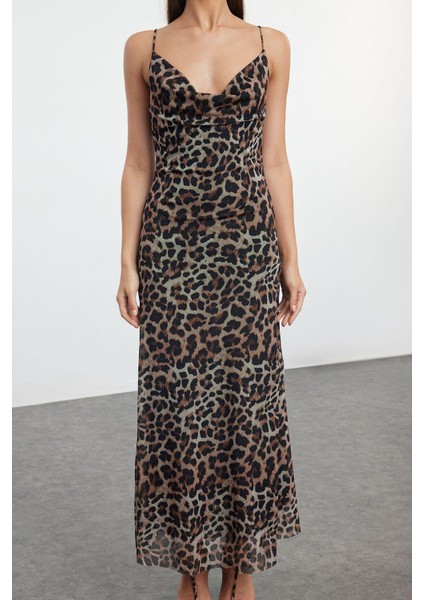 Moda Stil Fitted Degaje Yaka Midi Boy Vücuda Oturan Astarlı Leopar Desenli Tül Elbise