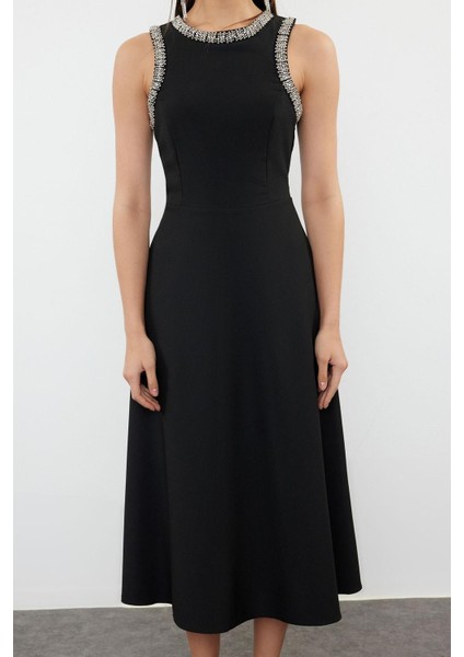 Moda Stil Fitted Halter Yaka Midi Boy A-Kesim Taş Aksesuarlı Dokuma Elbise