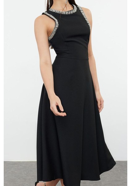 Moda Stil Fitted Halter Yaka Midi Boy A-Kesim Taş Aksesuarlı Dokuma Elbise