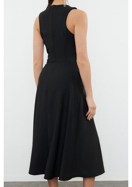 Moda Stil Fitted Halter Yaka Midi Boy A-Kesim Taş Aksesuarlı Dokuma Elbise