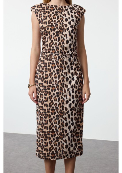 Moda Stil Regular Bisiklet Yaka Midi Boy Leopar Desenli Düz Kesim Vatkalı Dokuma Elbise