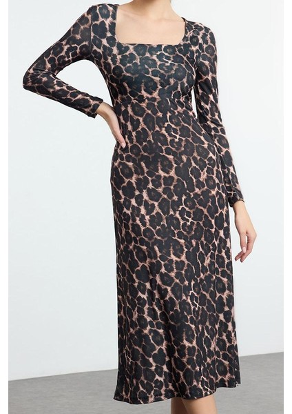 Moda Stil Slim Kare Yaka Maxi Boy Leopar Baskılı Volanlı Vücuda Oturan Esnek Örme Elbise