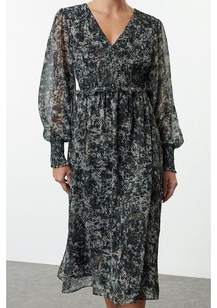 Moda Stil Regular V Yaka Midi Boy Soyut Desenli Korsajı Gipe Detaylı Şifon Astarlı Dokuma Elbise
