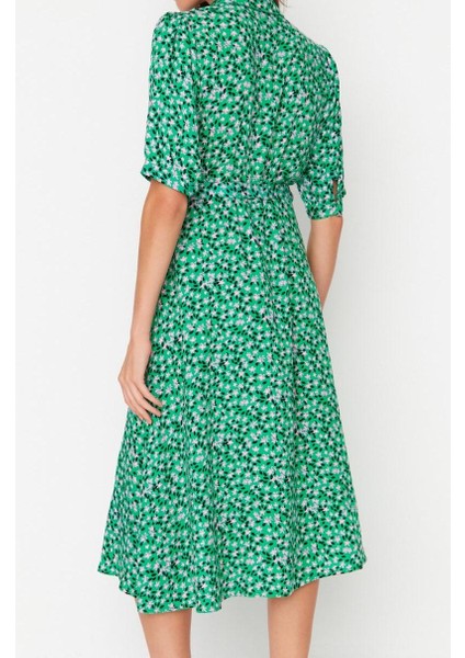 Moda Stil Regular Gömlek Yaka Midi Boy Çiçek Desenli Kuşaklı Dokuma Viskon Gömlek Elbise